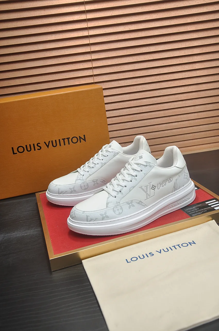 Men's men's shoes 💰640💶Original development, quality shipping, welcome to compare - LV sneaker series sports shoes introduce the loose silhouette of the ready-to-wear series into the spring and summer men's wear shows and make an eye-catching appearance. The cow leather upper is combined with rough fabric laces, and colorful beading highlights the brand's classic elements. LV letters mark the tongue and Monogram floral outsole. Mixed materials Made of top-grain cowhide, thick shoelace design, large Monogram print on the side, mesh lining and cotton feet, the comfort is as extreme as ever, premium heritage, quality first, worth owning! Size: Men’s 38-45 (45 is custom-made and cannot be returned or exchanged)